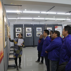 公司組織黨員干部和技校學(xué)生參觀 喜迎十九大全市企業(yè)發(fā)展成就攝影展