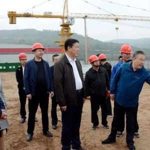 市長王軍調(diào)研公司新廠區(qū)搬遷建設(shè)和開發(fā)區(qū)有關(guān)項(xiàng)目建設(shè)工作